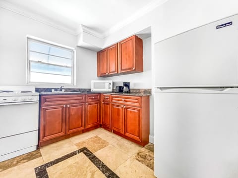 Family Apartment | Private kitchen | Fridge, microwave, oven, stovetop