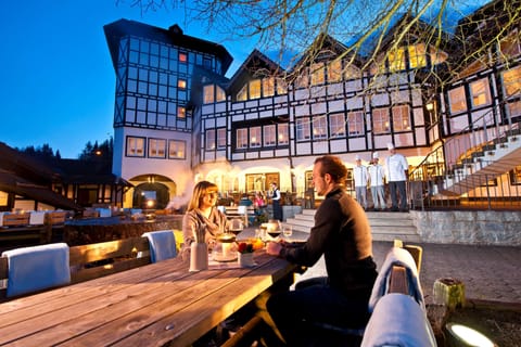 2 restaurants, breakfast, dinner served; international cuisine