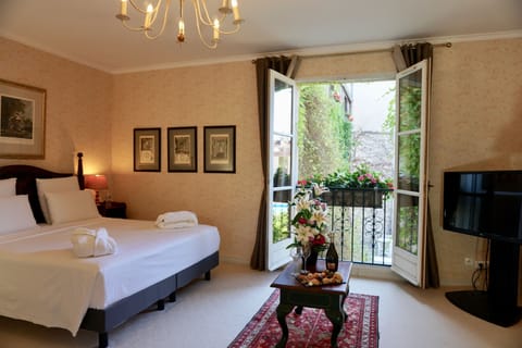 Deluxe Room | Desk, laptop workspace, blackout drapes, iron/ironing board