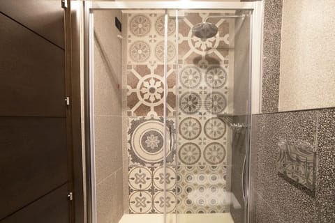 Single Room | Bathroom shower