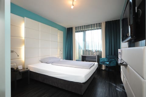 1 bedroom, premium bedding, desk, laptop workspace