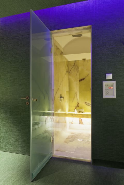 Couples treatment rooms, hot tub, steam room, body treatments