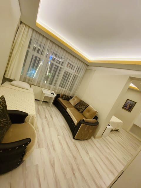 Family Room | Egyptian cotton sheets, premium bedding, desk, laptop workspace