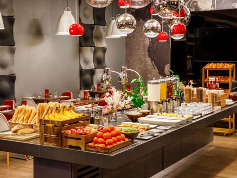 Daily buffet breakfast (GBP 13.50 per person)