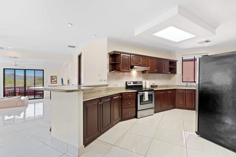 Full-size fridge, microwave, stovetop, dishwasher