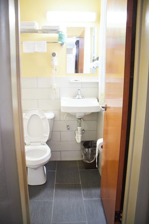 Standard Single Room, 1 Queen Bed | Bathroom | Free toiletries, hair dryer, towels