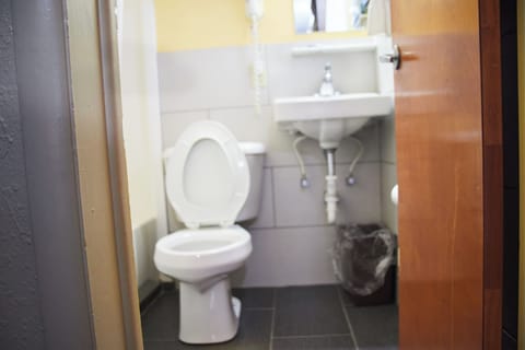 Standard Single Room, 1 King Bed | Bathroom | Free toiletries, hair dryer, towels