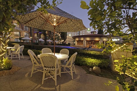 2 restaurants, breakfast, lunch, dinner served; international cuisine