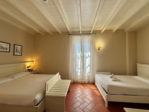 Comfort Quadruple Room | Bathroom | Rainfall showerhead, free toiletries, hair dryer, bidet