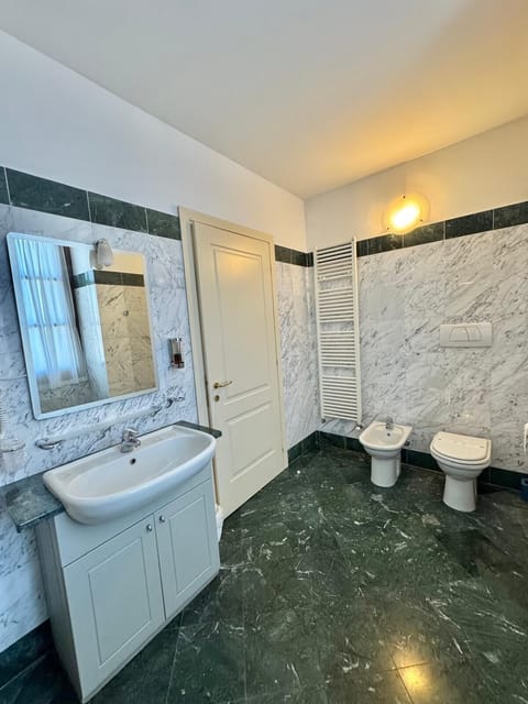 Comfort Quadruple Room | Bathroom | Rainfall showerhead, free toiletries, hair dryer, bidet