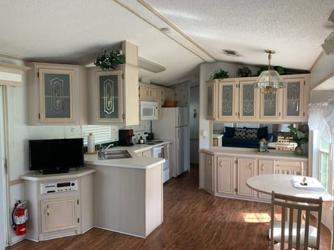 Shangrila Cottage | Private kitchen | Full-size fridge, microwave, coffee/tea maker, cookware/dishes/utensils