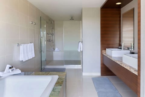 Presidential Suite Premier Tower | Premium bedding, in-room safe, desk, laptop workspace