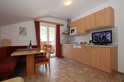 Full-size fridge, microwave, stovetop, dishwasher