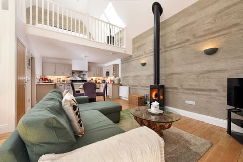 Strathcona Lodge Suite No.11 (Separate Building) | Living area | Flat-screen TV, DVD player