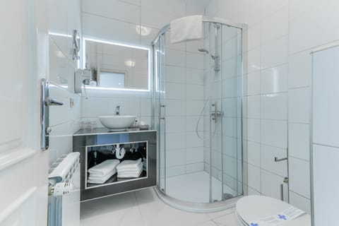 Standard Double Room | Bathroom | Shower, rainfall showerhead, hair dryer, slippers