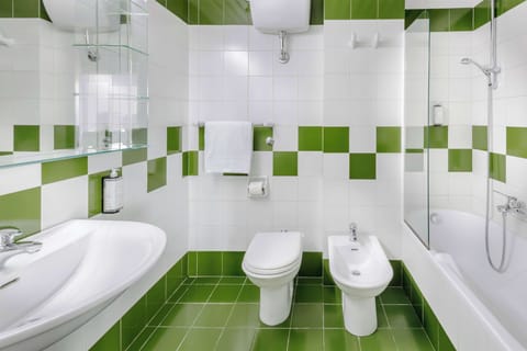 Standard Room, Multiple Beds, Smoking | Bathroom | Shower, hair dryer, bidet, towels