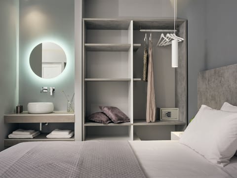 Deluxe Double Room | In-room safe, desk, laptop workspace, blackout drapes