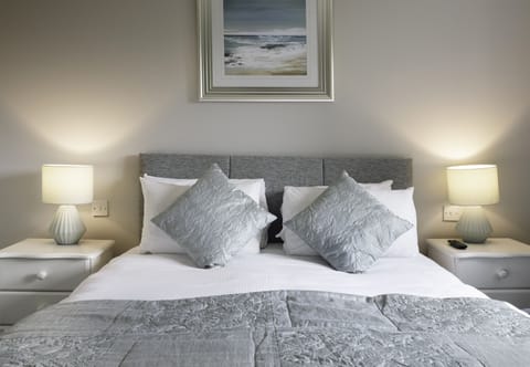 Double Room, 1 Double Bed | Iron/ironing board, bed sheets