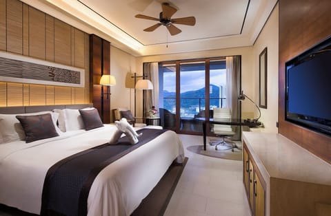 Premium bedding, in-room safe, desk, blackout drapes