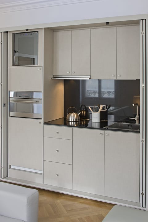 Full-size fridge, microwave, oven, stovetop