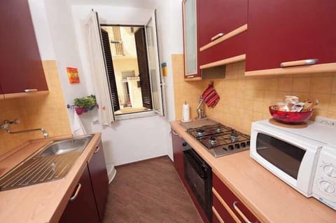 Apartment, 1 Bedroom, Garden View | Private kitchen | Coffee/tea maker, stovetop, electric kettle, dining table