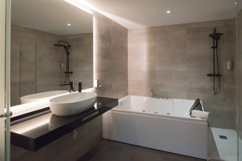 Suite | Bathroom | Shower, rainfall showerhead, hair dryer, towels