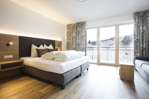 Deluxe Double Room, Balcony | Minibar, in-room safe, desk, blackout drapes