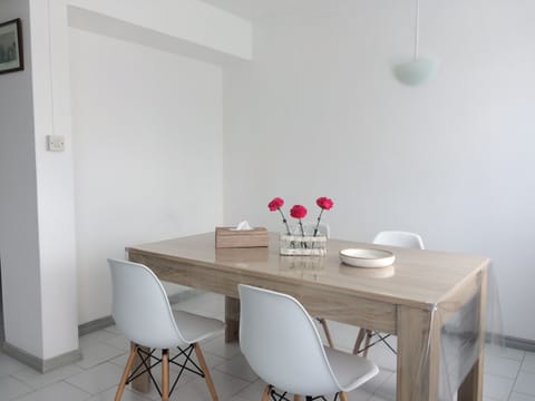 Apartment, 2 Bedrooms, Balcony, City View | Dining room