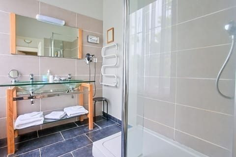 Suite | Bathroom | Shower, rainfall showerhead, free toiletries, hair dryer