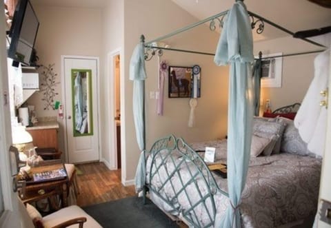 Room (Nancee Gee) | Premium bedding, pillowtop beds, individually furnished, desk