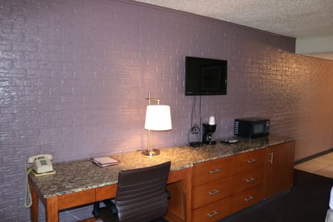 Deluxe Single Room | Desk, laptop workspace, bed sheets