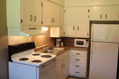 Deluxe Suite, Kitchen | Private kitchen | Coffee/tea maker