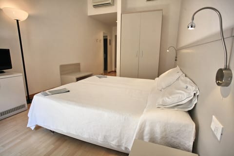 Minibar, in-room safe, desk, free WiFi