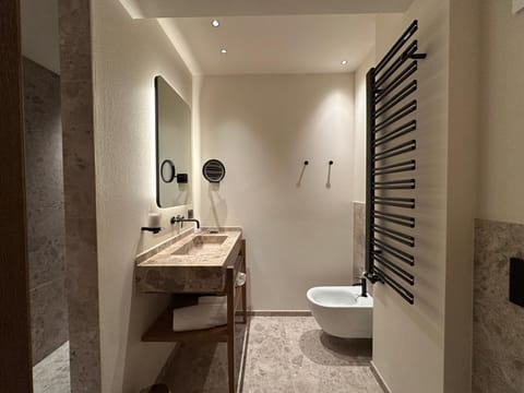 Superior Twin Room, Balcony, Mountain View | Bathroom | Free toiletries, hair dryer, bidet, towels