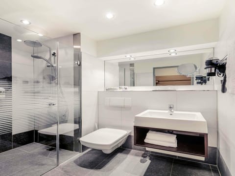 Room, 1 Queen Bed with Sofa bed | Hypo-allergenic bedding, free minibar, in-room safe, desk