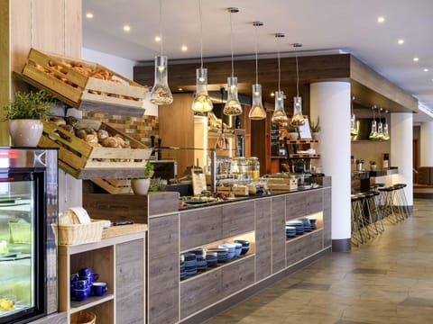 Breakfast, dinner served; Mediterranean cuisine, alfresco dining 