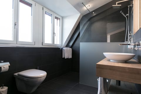 Deluxe - Twin Room, Air Condition | Bathroom | Shower, hair dryer, towels