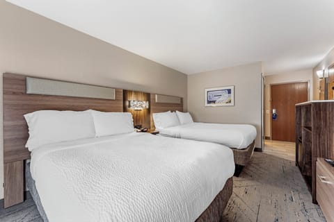 Hypo-allergenic bedding, pillowtop beds, in-room safe, desk