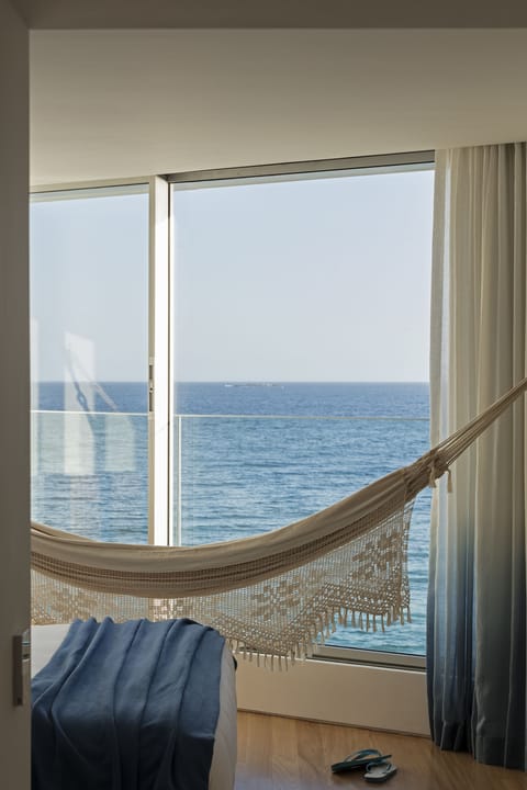Grand Room, Ocean View | Minibar, in-room safe, blackout drapes, soundproofing