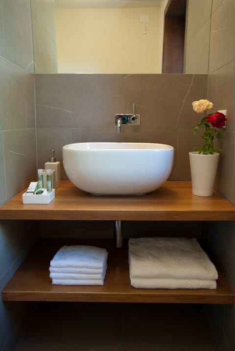 Suite King Size, Vista Giardino, Bagno Privato | Bathroom | Free toiletries, hair dryer, bidet, towels