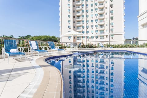 Outdoor pool, pool umbrellas, sun loungers