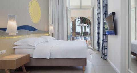 Deluxe Junior Suite, Swim-up Pool | Hypo-allergenic bedding, down comforters, minibar, in-room safe