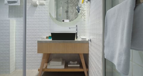 Junior Suite, Balcony | Bathroom | Shower, rainfall showerhead, free toiletries, hair dryer