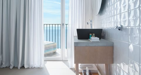 Junior Suite, Sea View Balcony | Bathroom | Shower, rainfall showerhead, free toiletries, hair dryer