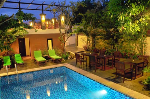 Outdoor pool, sun loungers