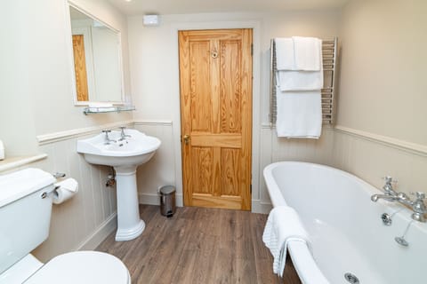 Suite, 2 Twin Beds | Bathroom | Free toiletries, hair dryer, bathrobes, towels