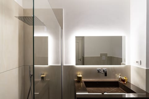 Elite Triple Room | Bathroom | Shower, rainfall showerhead, free toiletries, hair dryer