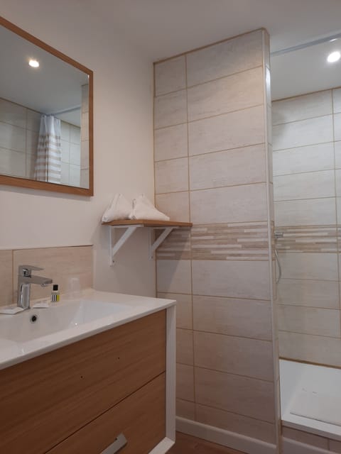 Family Triple Room | Bathroom | Free toiletries, hair dryer, towels