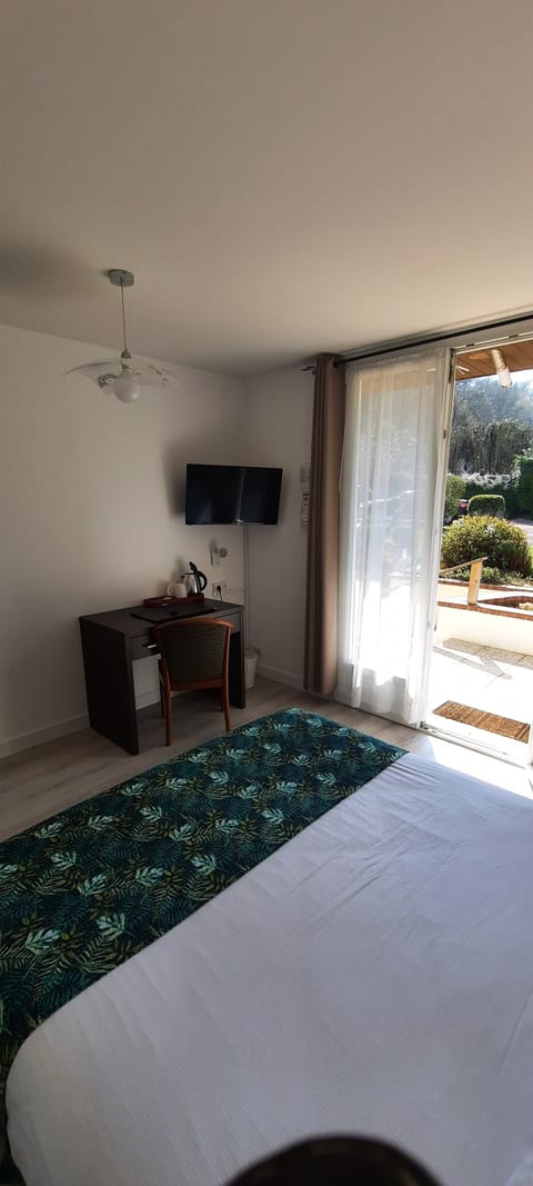 Basic Double Room | Premium bedding, desk, soundproofing, iron/ironing board