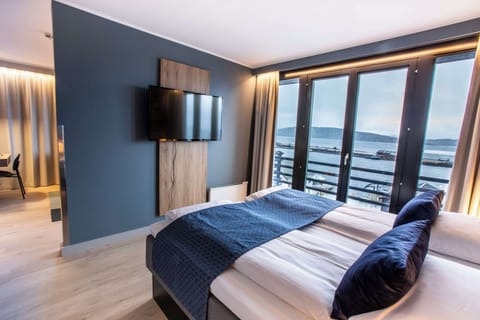 Junior Double Room | Desk, laptop workspace, soundproofing, free cribs/infant beds